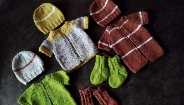 У Житомирі в’яжуть одяг та іграшки для передчасно народжених дітей