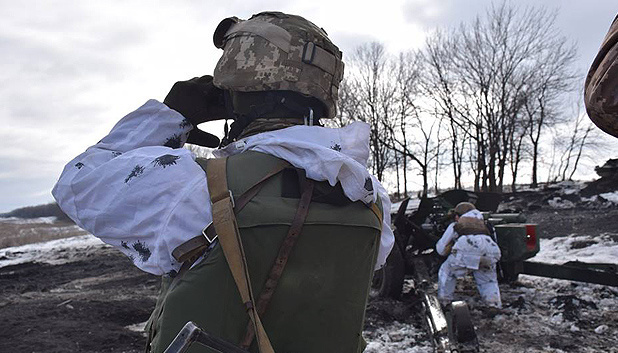 Ocupantes disparan contra las posiciones de las Fuerzas Armadas cerca de Novozvanivka y Mariinka