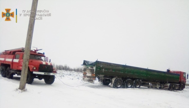 Рятувальники у двох областях допомагали водіям вибратись із заметів