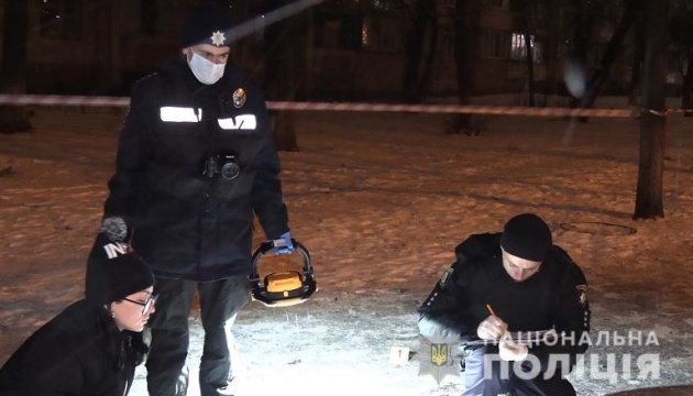 У Києві на зупинці громадського транспорту вбили чоловіка, який заступився за жінку