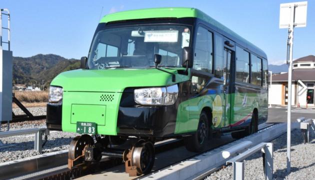 На дороги Японии вышел гибрид поезда и автобуса