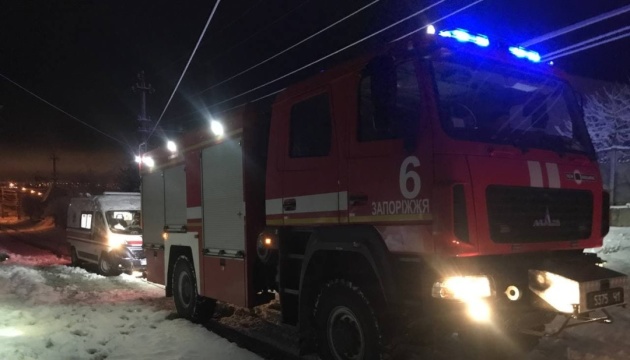 Негода у Запоріжжі: рятувальники відбуксирували дві «швидкі», що застрягли на дорозі