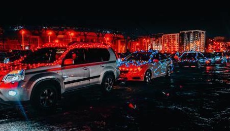 У Києві та Харкові автівки утворили велетенських янгола та ялинку