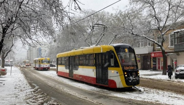 В Одесі через обледеніння контактної мережі стали трамваї