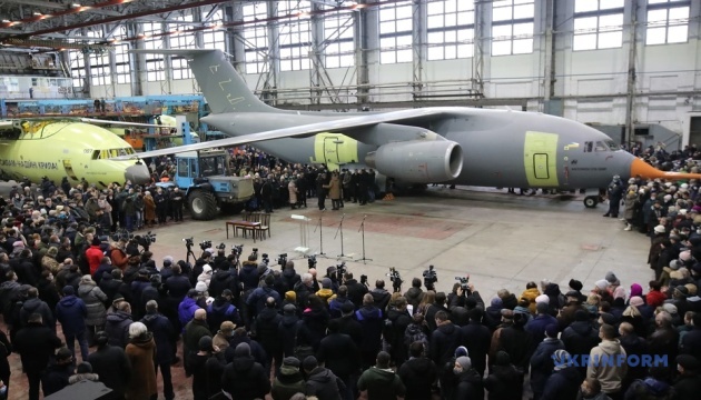 El primer avión en serie An-178-100P presentado en Kyiv