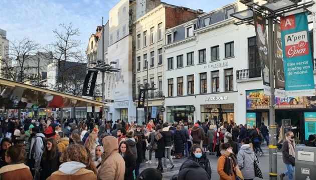 Нідерландці через жорсткий локдаун масово їдуть на шопінг до Бельгії