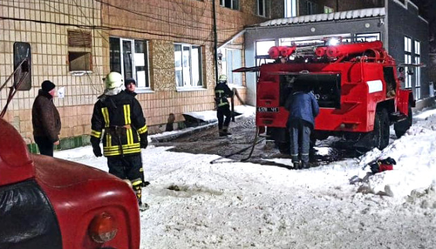 Львівські вогнеборці врятували сімох людей під час пожежі у багатоповерхівці