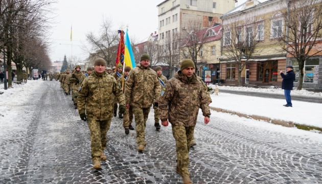 У Мукачеві бійці 128-ї бригади пройшлися маршем на честь повернення із зони ООС