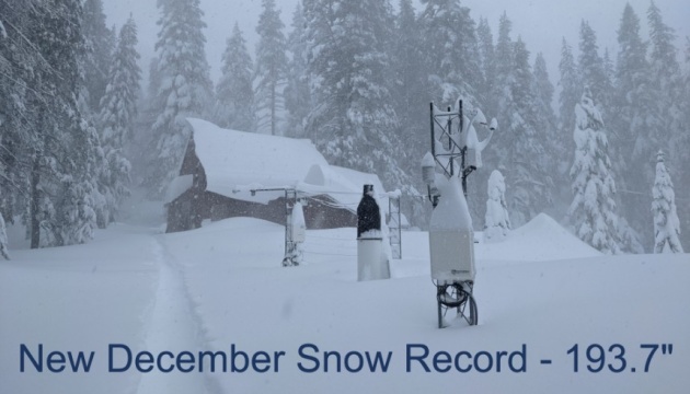 Понад 4,5 метра: Каліфорнію засипає рекордний снігопад