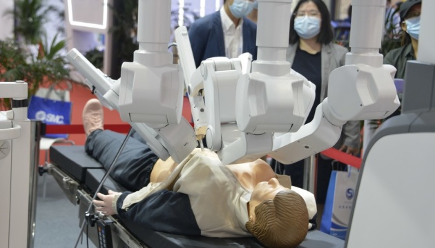 У КНР випробували на людях «однорукого» лапароскопічного робота
