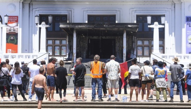 За права аборигенів: в Австралії демонстранти підпалили колишній парламент