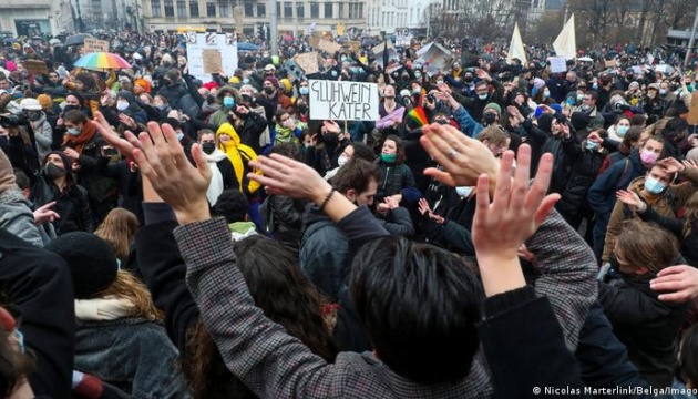 Бельгія після протестів і рішення суду скасувала посилення карантину