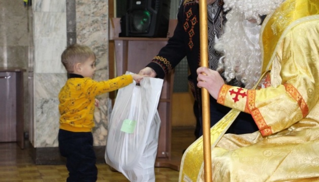 СУМ передала дітям українських воїнів різдвяні подарунки від діаспори