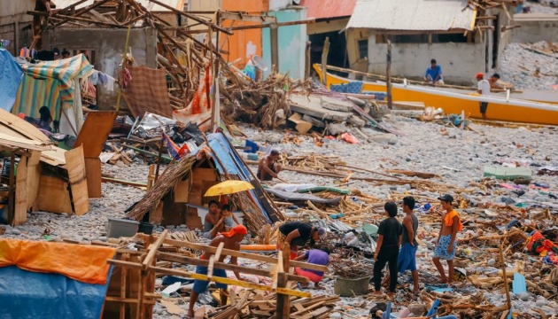 Через супертайфун на Філіппінах загинули понад 400 осіб