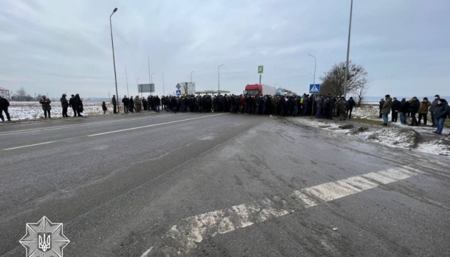 На Львівщині близько пів сотні людей знову перекривали трасу Київ-Чоп