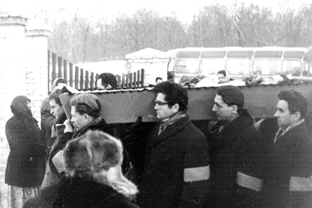 Похорони поета, труну несуть Борис Рябокляч, Іван Дзюба, Іван Коваленко, Євген  Сверстюк, грудень 1963 р.