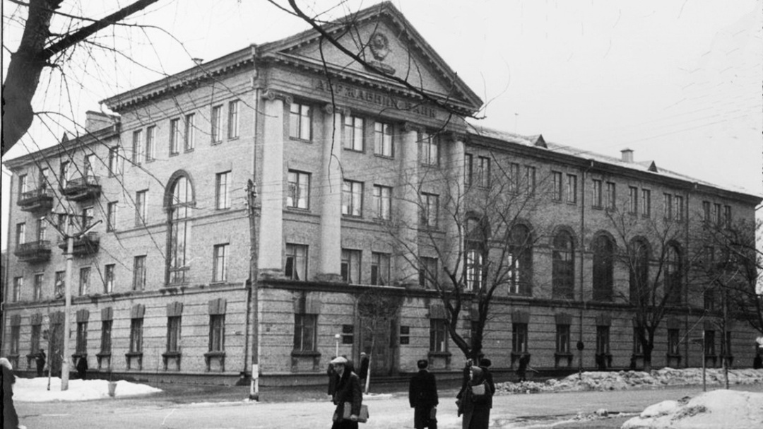 будівля Держбанку у Черкасах, тут у редакції газети Черкаська правда у 1957-1959 рр. Василь Симоненко працював