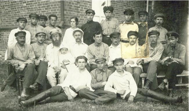 Викладачі і студенти Глинської керамічної школи, 1918 рік. В центрі другого ряду — директор Л. Ю. Крамаренко