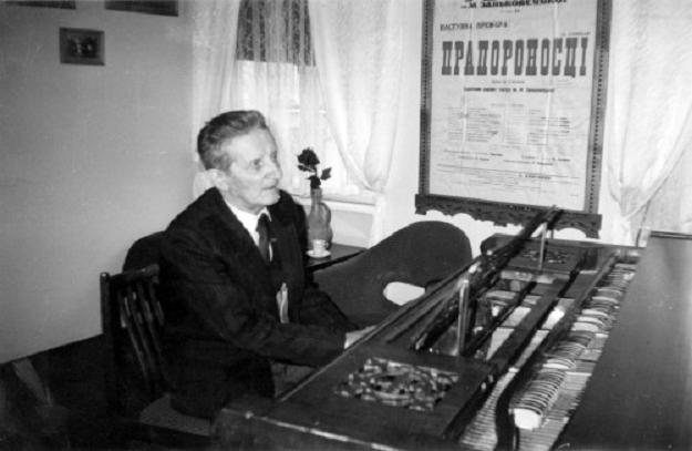 Автор «Черемшини» за роялем Володимира Івасюка у Чернівецькому меморіальному музеї