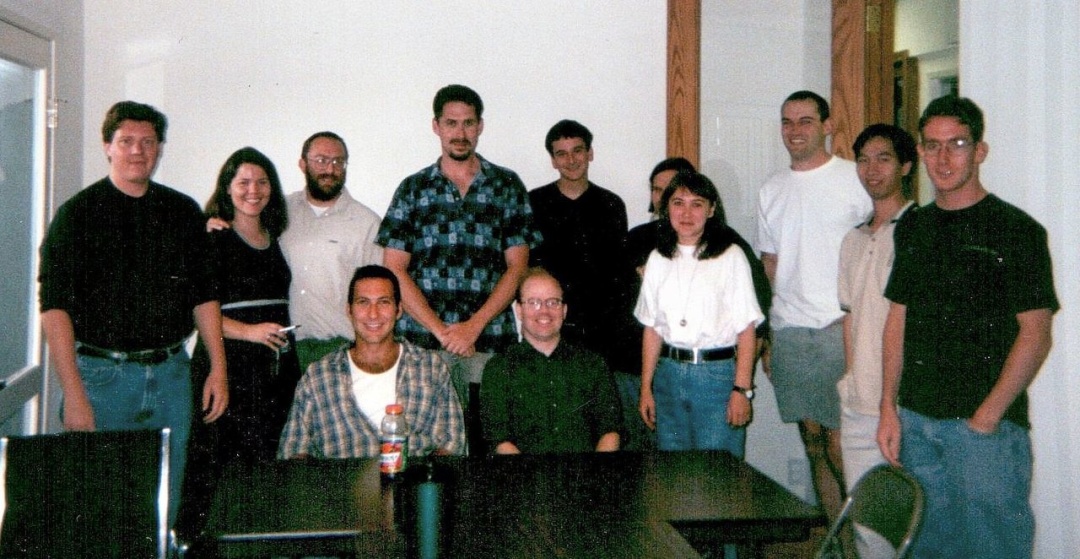 Джиммі Вейлз (стоїть третій зліва), Ларрі Сенгер (сидить перший справа)