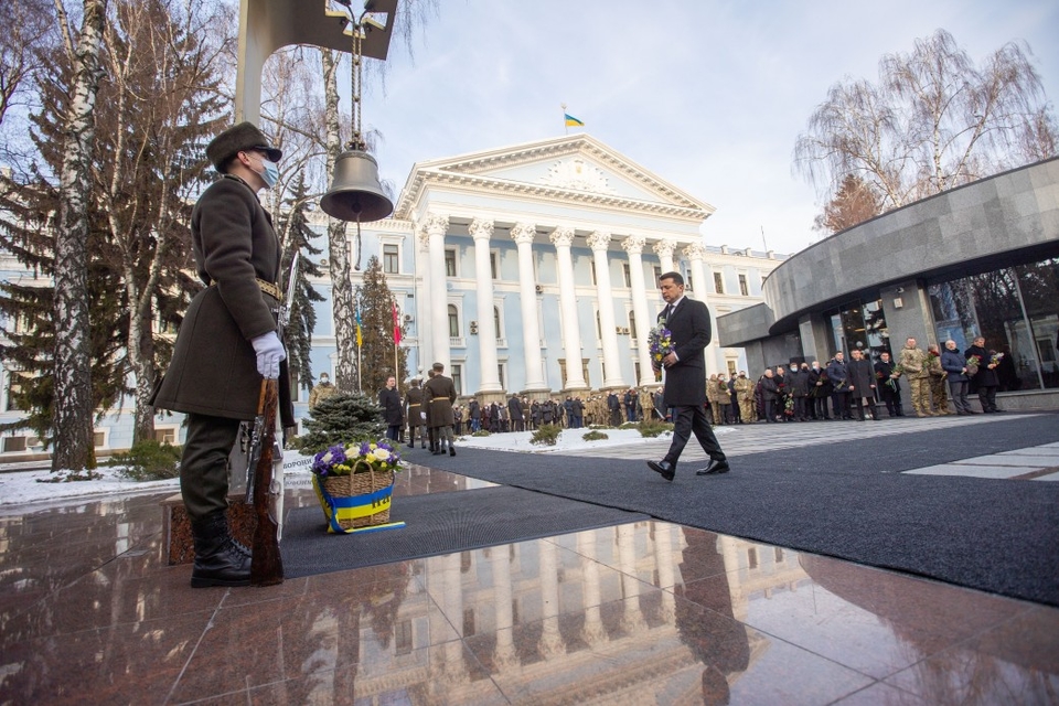 ゼレンシキー大統領ら、ドネツィク空港防衛戦の戦死者を追悼