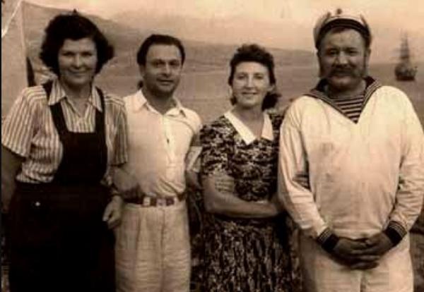 Крайня справа – на зйомках фільму «Максимко», 1952
