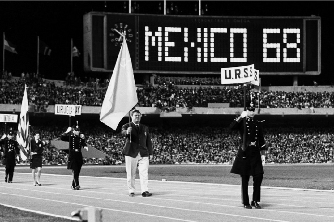 Прапороносець збірної СРСР Леонід Жаботинський на урочистому закритті XIX Олімпійських ігор, Мехіко, 1968 р.