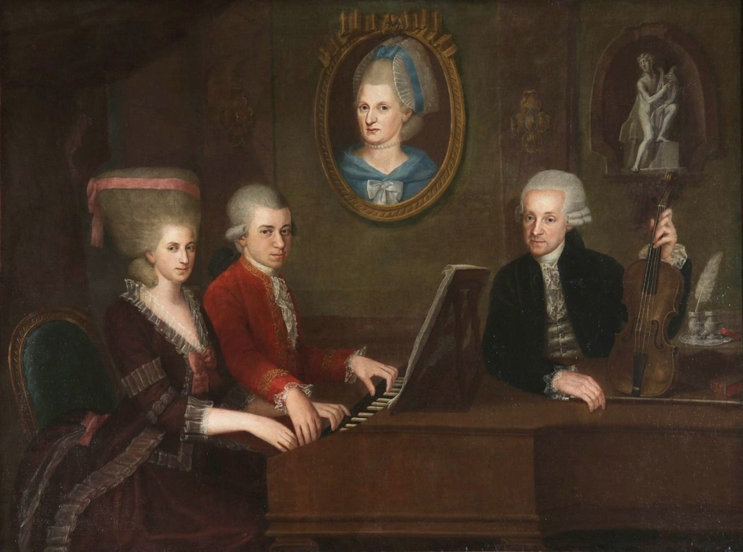 Родина Моцарта, картина Йоганна Непомука де ла Кроче, бл. 1780 року. Зліва за роялем старша сестра Марія-Анна, із скрипкою батько Леопольд Моцарт, портрет матері Анни-Марії