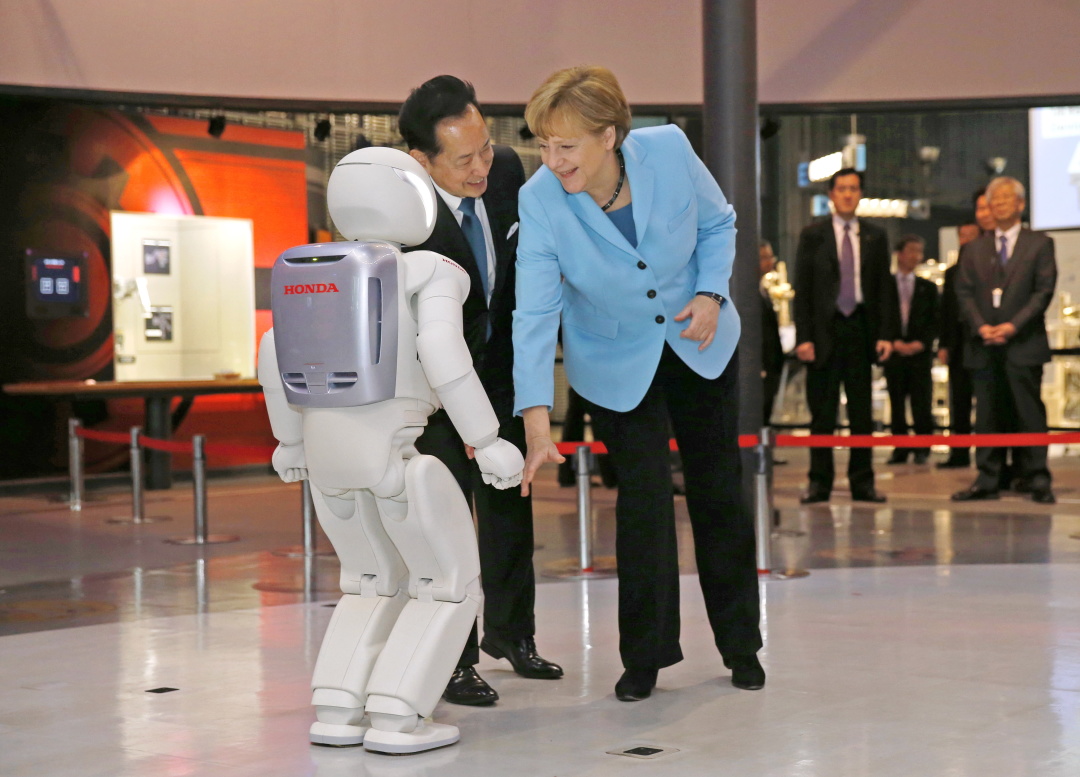 У токійському музеї Міракан (Національний музей нової науки та інновацій) гуманоїд “ASIMO” познайомився із канцлером Німеччини Ангелою Меркель