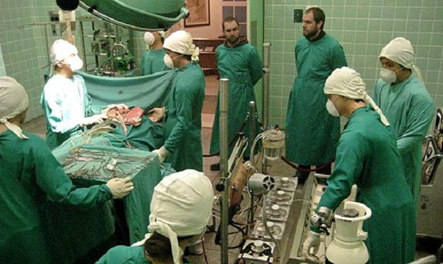 Крістіан Барнард в операційній - реконструкція першої операції з пересадки серця