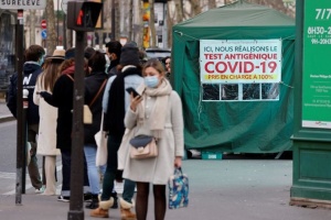 Во Франции за сутки выявили почти 400 тысяч случаев COVID-19