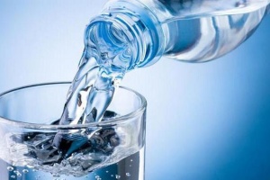 МОЗ закликає мешканців постраждалих через підрив Каховської ГЕС районів вживати бутильовану воду
