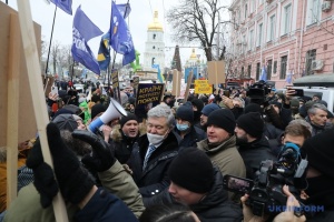 Акция в поддержку Порошенко под судом завершилась
