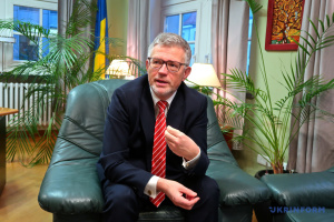 Украина ожидает от ФРГ хотя бы 100 тысяч бронежилетов и шлемов - посол Мельник