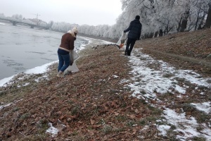 В Ужгороде активисты убрали от мусора берега реки Уж