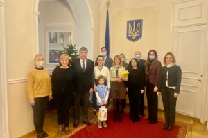 Посольство України у Франції отримало від пластунів Вифлеємський вогонь миру