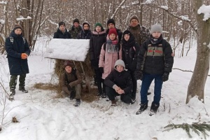В Хмельницкой области школьники помогают подкармливать лесных зверей