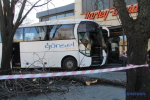 Автобус Одесса-Киев столкнулся с четырьмя легковушками
