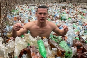 На Закарпатье волонтер нырнул в реку с мусорным затором