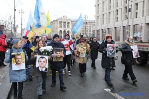 На Майдане почтили память первых павших Героев Небесной Сотни