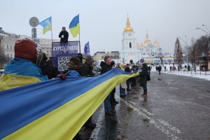 В Киеве создали цепь единения под лозунгом #СкажиУкраїніТак