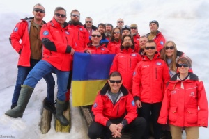 Полярники створили «живий» ланцюг Соборності в Антарктиді