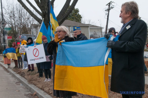 «Зупиніть Путіна зараз!»: активісти вийшли під посольство Росії у Вашингтоні