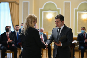 Zelensky entrega premios estatales a oficiales de inteligencia