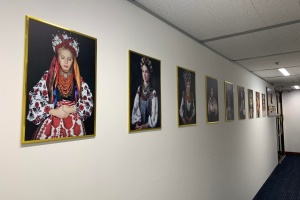 У Сінгапурі презентували фотоекспозицію українських етнічних прикрас та аксесуарів