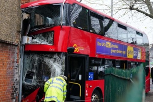 В Лондоне двухэтажный автобус врезался в здание, есть пострадавшие