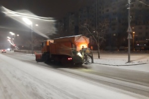 Вночі Київ від снігу чистили 355 одиниць спецтехніки