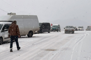 В Анталии снегопад заблокировал автомобили на трассе