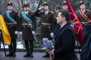 Зеленский возложил цветы к Памятному кресту Героям Крут