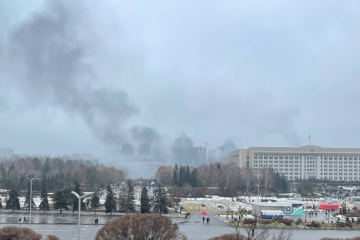 Kasachstan: Protestler stürmen Stadtverwaltung von Almaty, Gebäude brennt